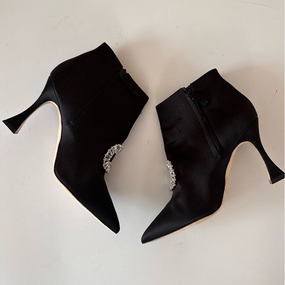 Manolo Blahnik
Cantita 90 Embellished Buckle Satin Booties - Picture 5 of 9